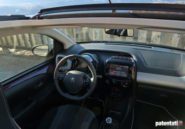 Prova Peugeot 108 Allure TOP! interni dall'alto