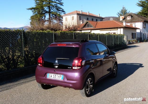 Prova Peugeot 108 Allure TOP! tre quarti posteriore lato destro