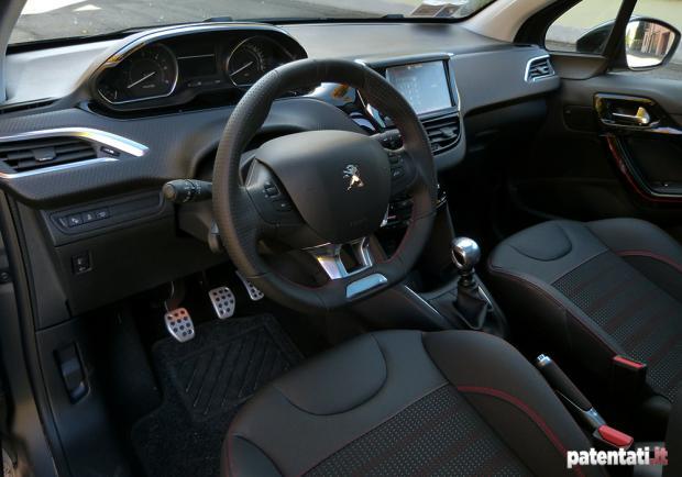 Prova Peugeot 208 1.6 BlueHDi 120 GT Line interni