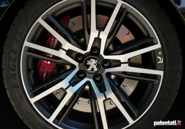 Prova Peugeot RCZ R cerchi e freni anteriori