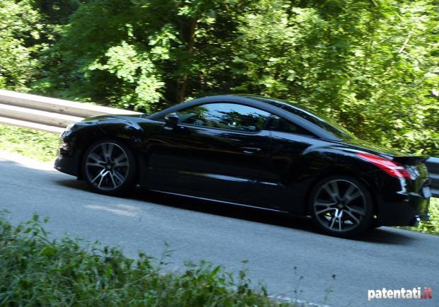 Prova Peugeot RCZ R profilo in movimento