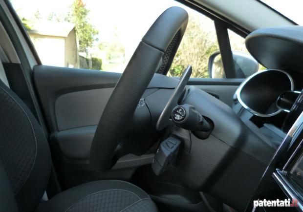 Prova Renault Clio Sporter 1.2 TCe 120 CV EDC GT dettaglio palette al volante