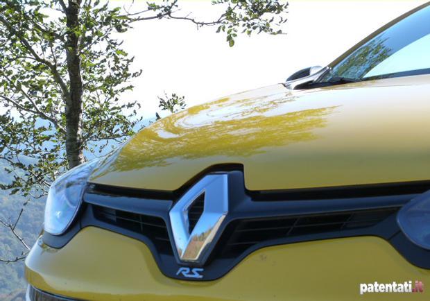 Prova Renault Mégane RS dettaglio logo RS