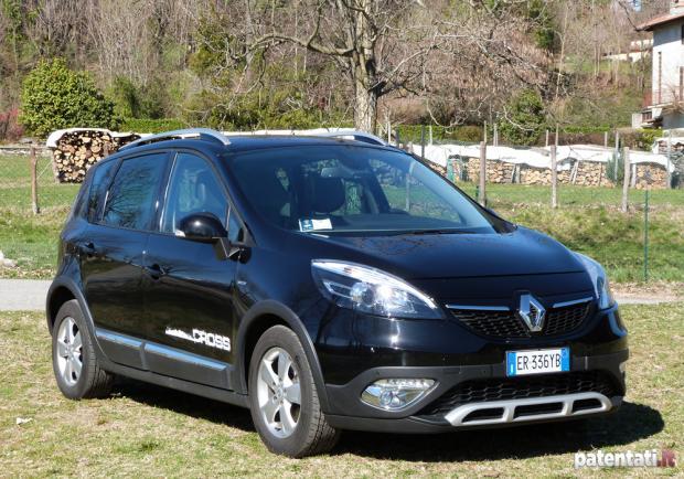 Prova Renault Scénic XMod Cross 1.5 dCi 110 CV tre quarti anteriore