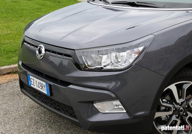 Prova Ssangyong Tivoli 1.6 128 CV dettaglio sezione anteriore