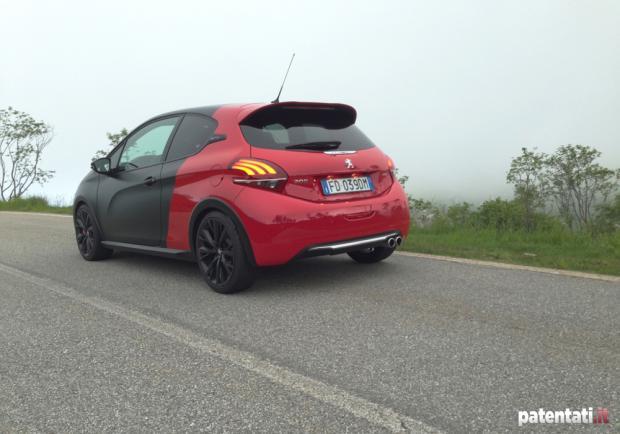 Prova su strada Peugeot 208 GTi by Peugeot Sport posteriore