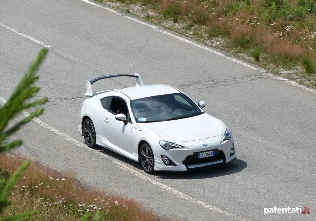 Prova su strada Toyota GT86 tre quarti anteriore