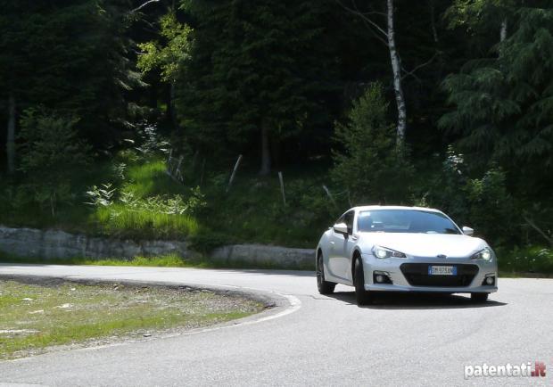 Prova Subaru BRZ anteriore dinamica in curva