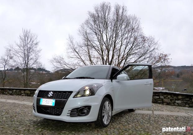 Prova Suzuki Swift Sport con portiera aperta