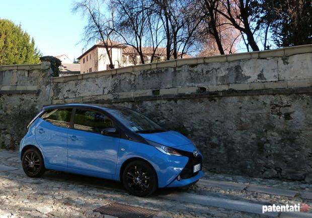 Prova Toyota Aygo X-Cite tre quarti anteriore