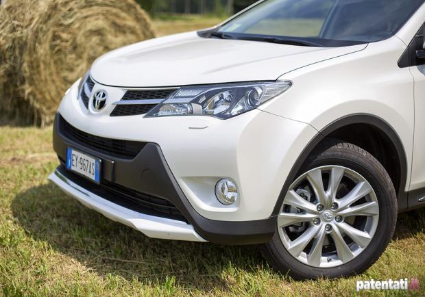 Prova Toyota Rav4 4WD White Edition dettaglio frontale