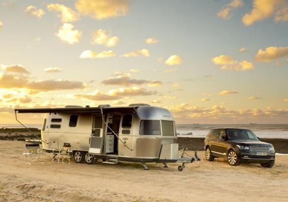 Range Rover e Airstream sulla spiaggia