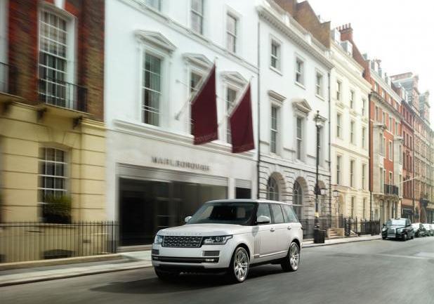 Range Rover Autobiography Black LWB tre quarti anteriore