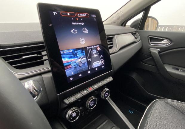 Renault Captur E-Tech schermo touch