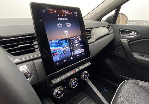 Renault Captur E-Tech schermo touch