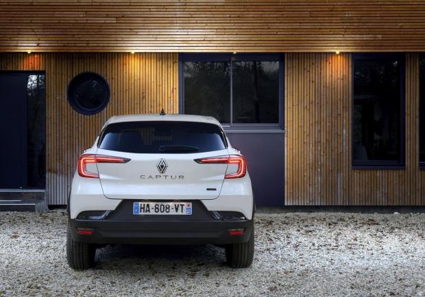 Renault Captur E-Tech Techno 2024 posteriore
