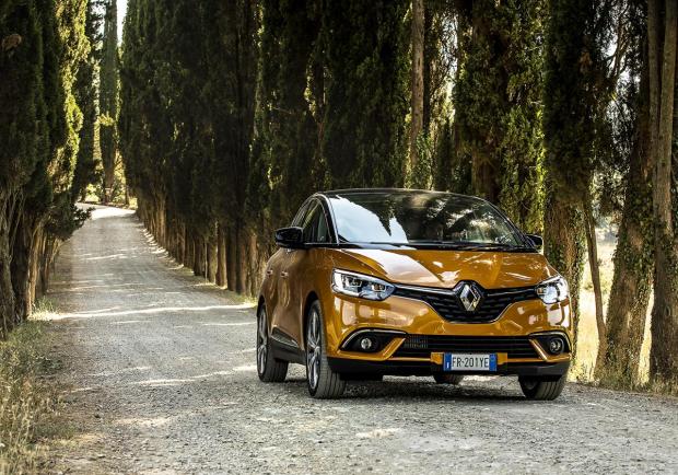 Renault, nuovo benzina per la Scénic 04