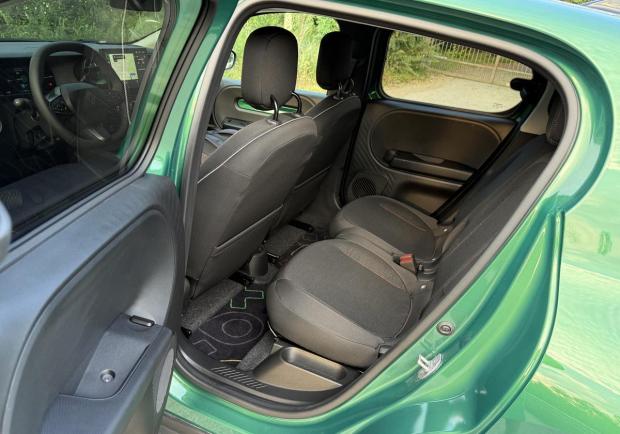 Renault Twingo E-Tech Electric Verde Assoluto divano posteriori