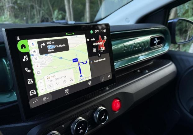 Renault Twingo E-Tech Electric Verde Assoluto schermo