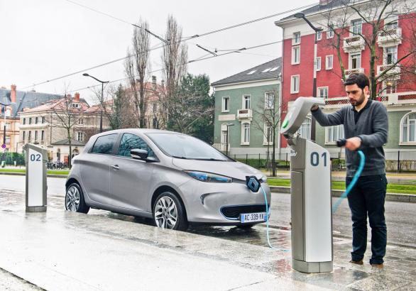 Renault Zoe ricarica alla colonnina