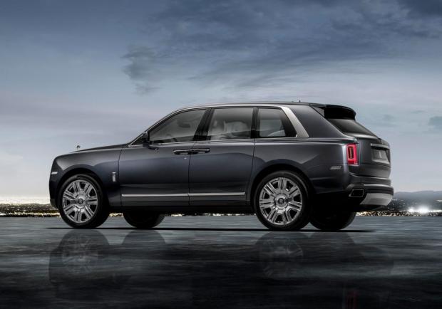 Rolls-Royce Cullinan tre quarti posteriore