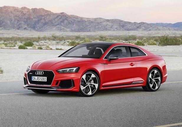 RS5 rossa tre quarti laterale