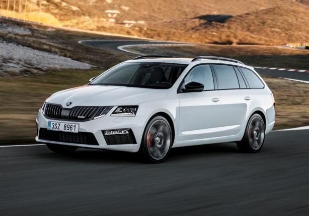 Skoda Octavia RS bianca tre quarti anteriore