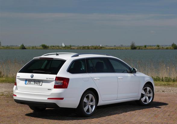 Skoda Octavia Wagon G-TEC a metano tre quarti posteriore