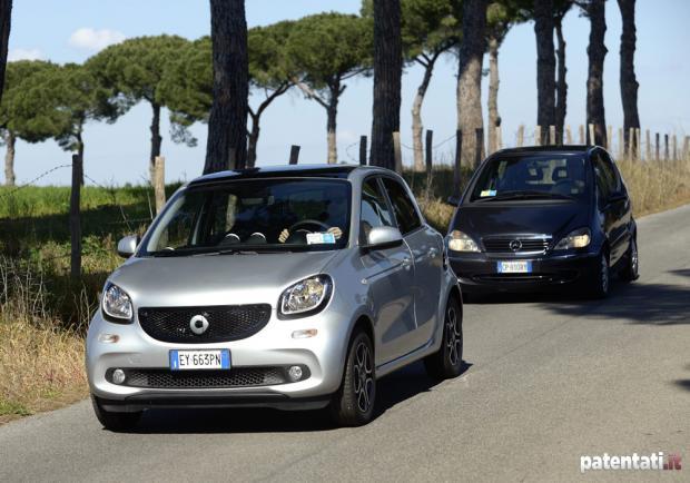 Smart Forfour 90 Turbo e vecchia Mercedes Classe A su strada