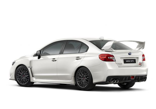 Subaru WRX STI Crystal White Pearl tre quarti posteriore