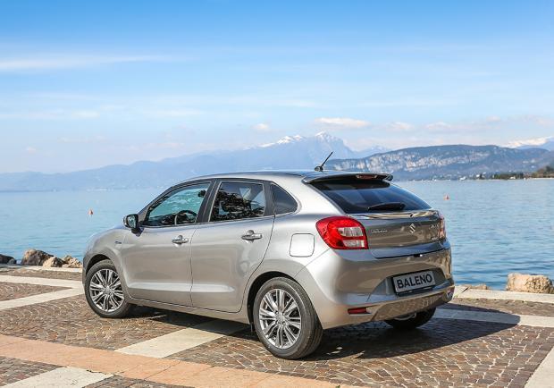 Suzuki Baleno SHVS Ibrida tre quarti posteriore