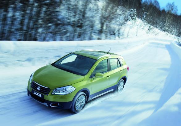 Suzuki S-Cross tre quarti anteriore