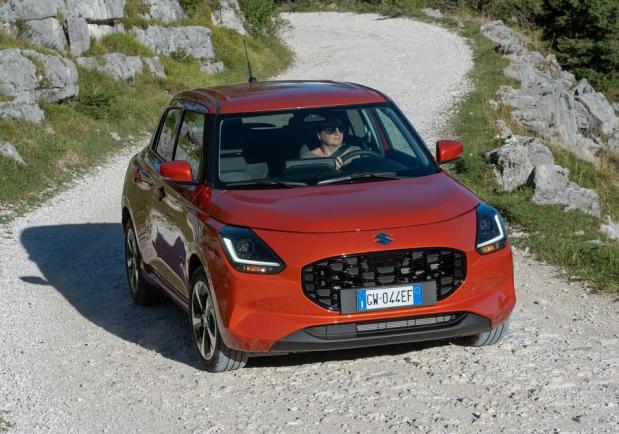Suzuki Swift Hybrid AllGrip su strada sterrata