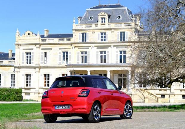 Suzuki Swift Hybrid rossa