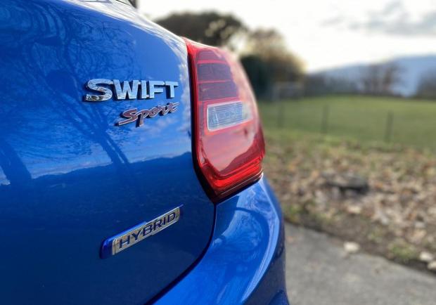 Suzuki Swift Sport Hybrid Blu Azzorre badge