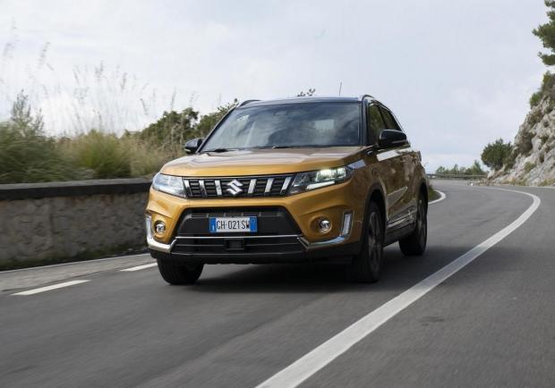 Suzuki Vitara Hybrid tre quarti anteriore