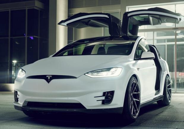 Tesla Model X immagine