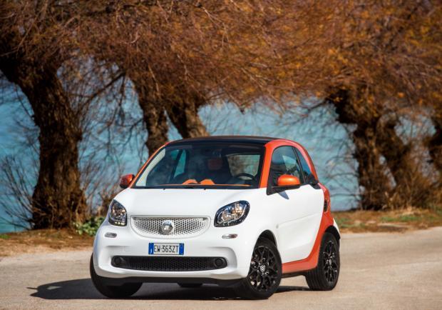 Test drive Smart Fortwo 70 automatic tre quarti anteriore