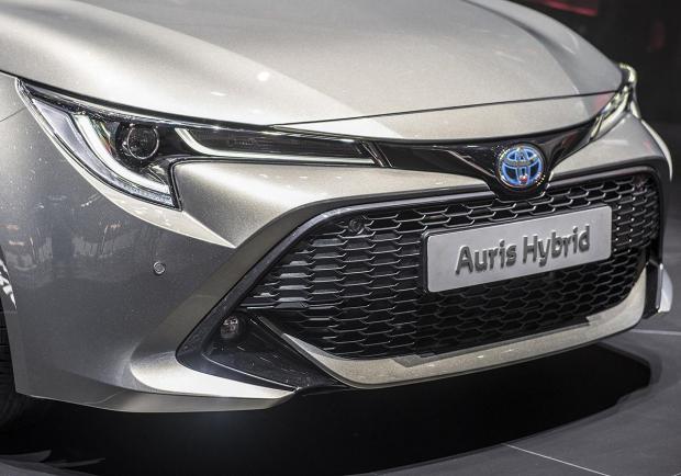 Toyota schiera 70 Auris Hybrid Electric per Unilever