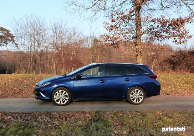 Toyota Auris Hybrid Touring Sports profilo