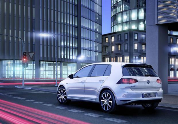 Volkswagen Golf GTE tre quarti posteriore lato sinistro