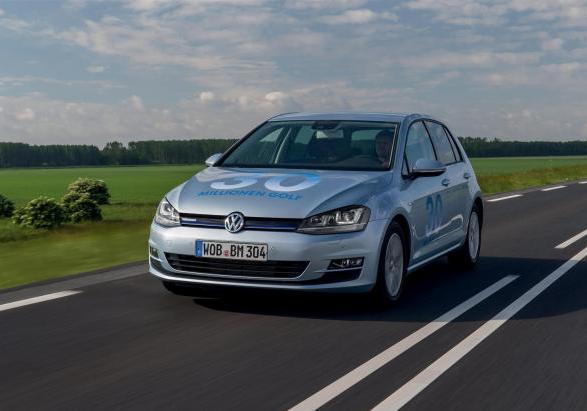 Volkswagen Golf 1.6 TDI BlueMotion tre quarti anteriore