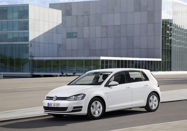 Volkswagen Golf 1.0 TSI BlueMotion tre quarti anteriore