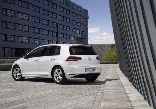 Volkswagen Golf 1.0 TSI BlueMotion tre quarti posteriore