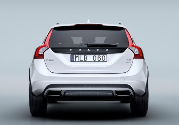 Volvo V60 Cross Country posteriore sfondo bianco