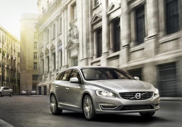 Volvo V60 restyling 2013 tre quarti anteriore