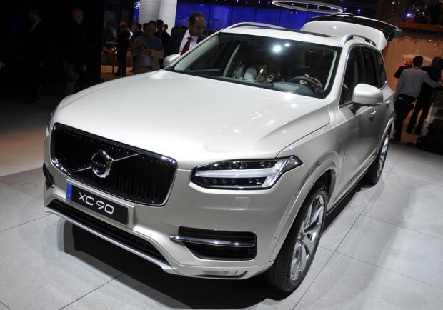 Volvo XC90 tre quarti anteriore al Salone di Parigi 2014