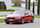 BMW Serie 3 Touring rossa tre quarti anteriore
