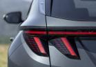 Hyundai Tucson full-hybrid 215 CV fari posteriori
