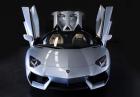 Lamborghini Aventador LP 700-4 Roadster con portiere e cofano sollevati